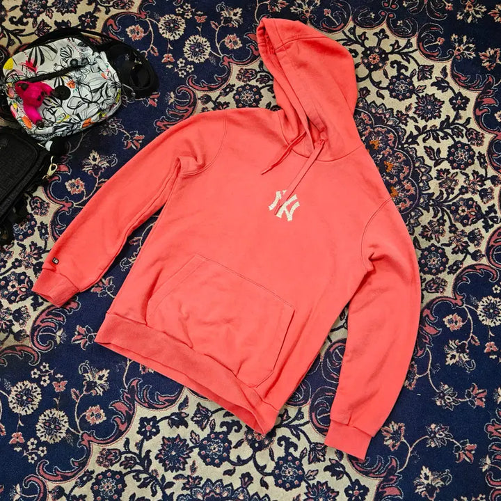 [BUNJANG] MLB Yankees Lucky Pig Embroidered Pink Hoodie (Size 85) / 엠엘비(MLB) 양키즈 뉴욕 럭키 피그 자수 핑크 후드 티셔츠 85사이즈
