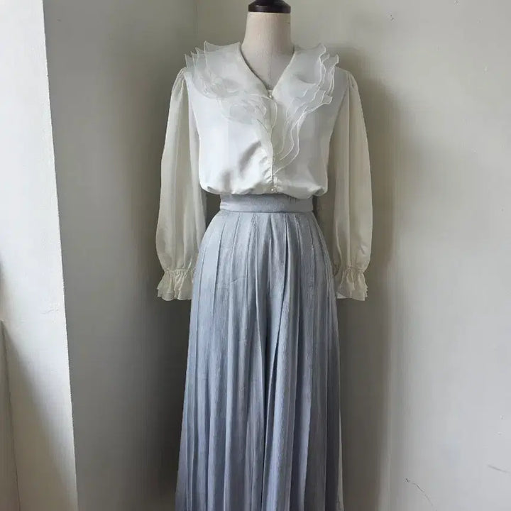 [SOLD OUT] 오간자 프릴 카라 새틴 블라우스