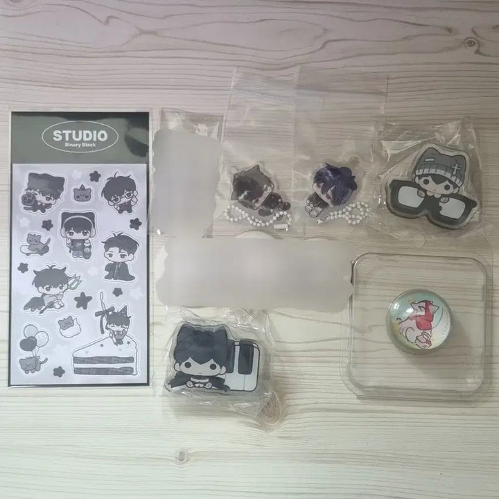 [BUNJANG] PLAVE Yejun Eunho Hamin Birthday Cafe Lucky Draw Acrylic Keychain, Pin Button, Badge / 플레이브 예준 은호 하민 생카 럭드 아크릴 키링 핀버튼 뱃지