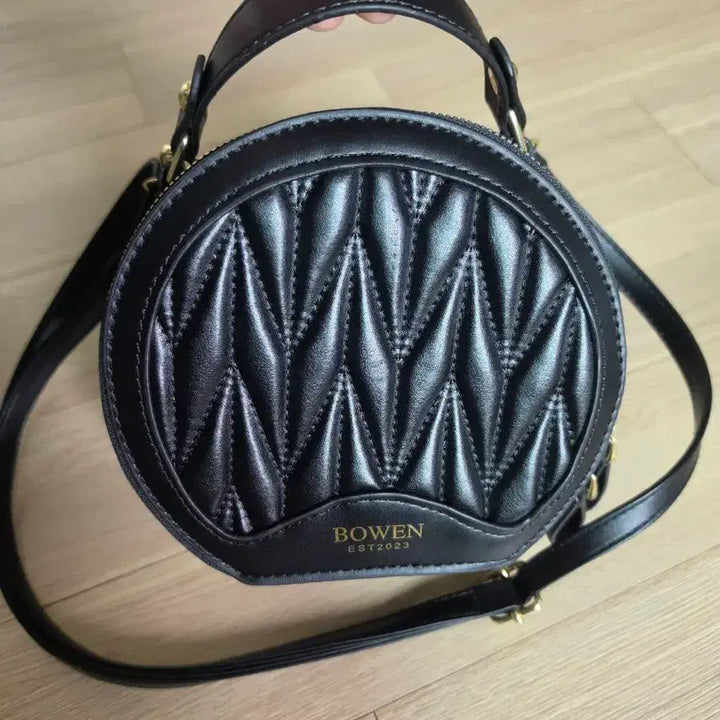 [BUNJANG] Black Quilted Round Shoulder Bag with Scarf / 블랙 퀼팅 라운드 숄더백 스카프포함