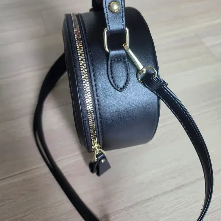 [BUNJANG] Black Quilted Round Shoulder Bag with Scarf / 블랙 퀼팅 라운드 숄더백 스카프포함
