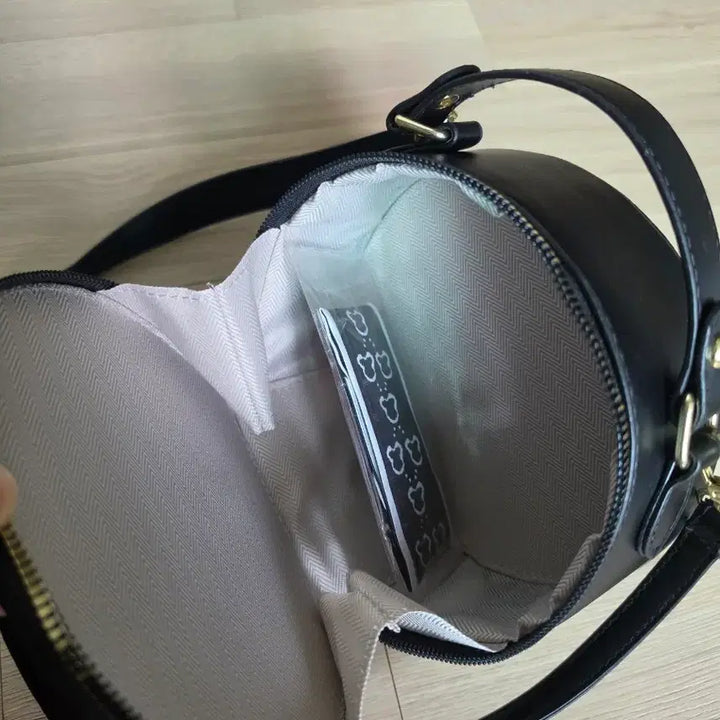 [BUNJANG] Black Quilted Round Shoulder Bag with Scarf / 블랙 퀼팅 라운드 숄더백 스카프포함