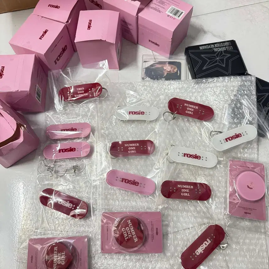 [BUNJANG] Rosé K Board Keyring Red White / 로제 케이보드 키링 레드 화이트