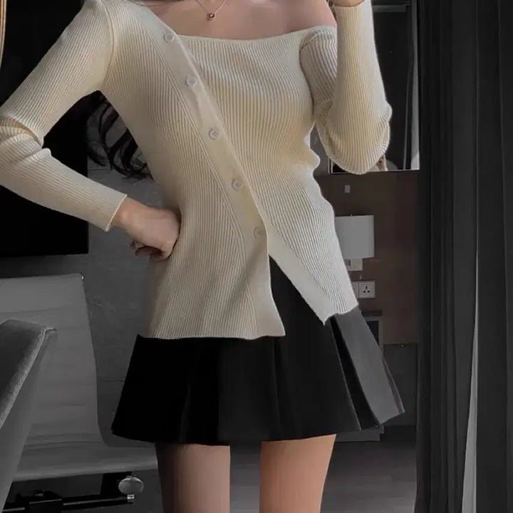 [BUNJANG] Ivory Off-Shoulder Button Knit Top / 아이보리 오프숄더 단추 니트