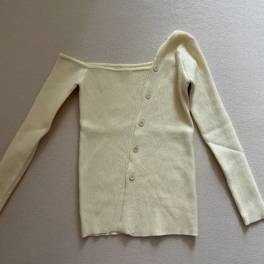 [BUNJANG] Ivory Off-Shoulder Button Knit Top / 아이보리 오프숄더 단추 니트