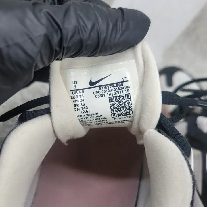 [BUNJANG] Nike Air Max 270 React Sneakers (Used) / 구제짱짱맨 240 나이키 에어맥스270 리액트 스니커즈