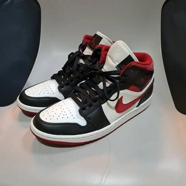 [SOLD OUT] 나이키의 에어 조던 1 미드 짐 레드 블랙 화이트 260mm