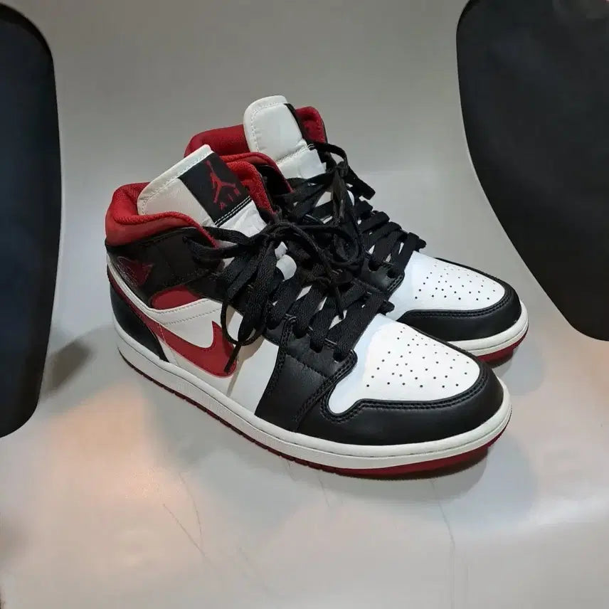 [SOLD OUT] 나이키의 에어 조던 1 미드 짐 레드 블랙 화이트 260mm