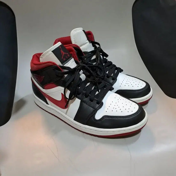[SOLD OUT] 나이키의 에어 조던 1 미드 짐 레드 블랙 화이트 260mm