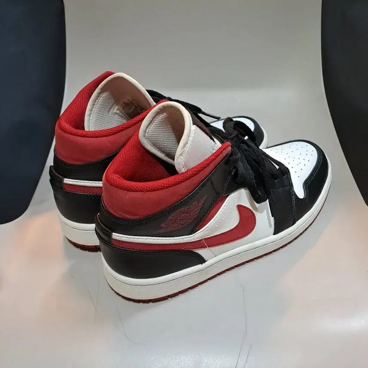 [SOLD OUT] 나이키의 에어 조던 1 미드 짐 레드 블랙 화이트 260mm