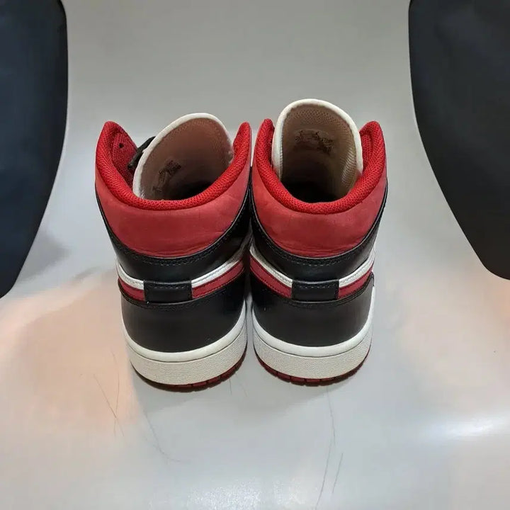 [SOLD OUT] 나이키의 에어 조던 1 미드 짐 레드 블랙 화이트 260mm