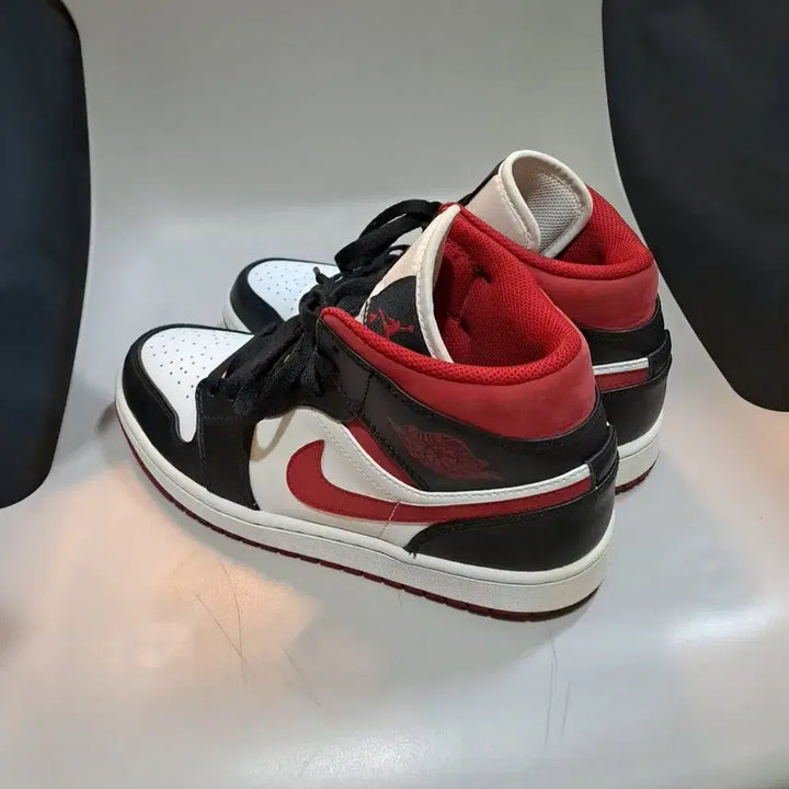 [SOLD OUT] 나이키의 에어 조던 1 미드 짐 레드 블랙 화이트 260mm