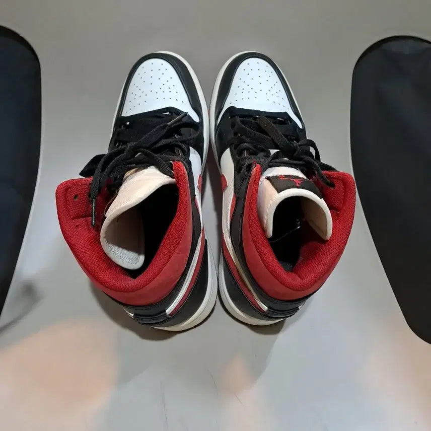 [SOLD OUT] 나이키의 에어 조던 1 미드 짐 레드 블랙 화이트 260mm
