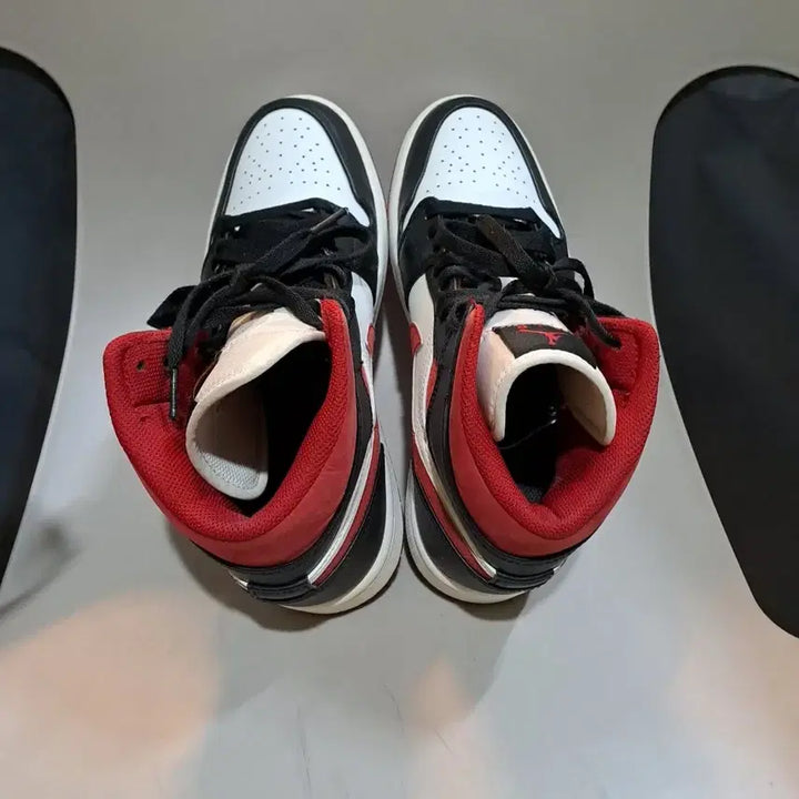 [SOLD OUT] 나이키의 에어 조던 1 미드 짐 레드 블랙 화이트 260mm