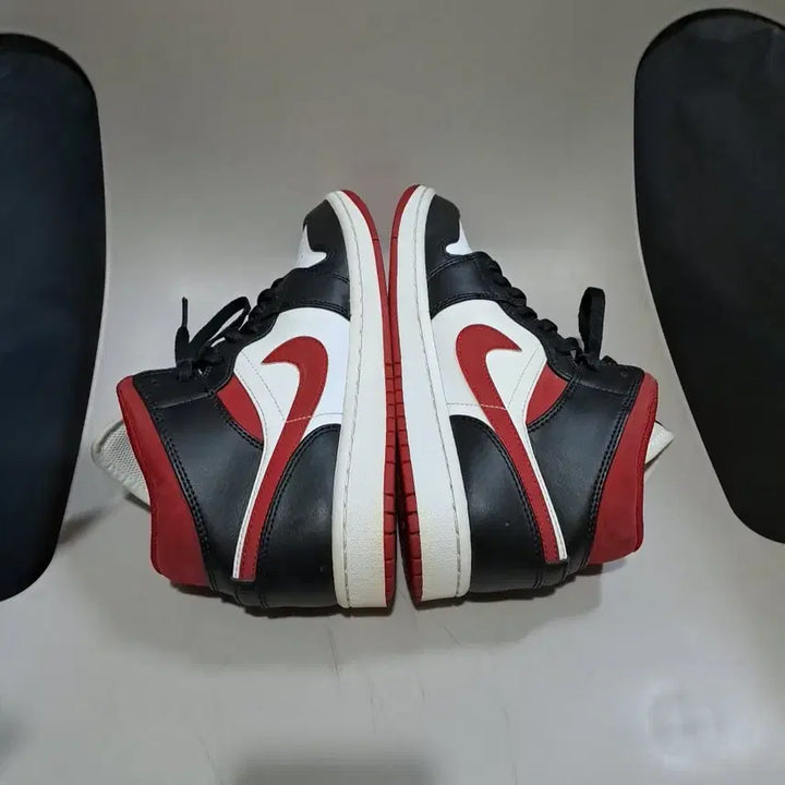 [SOLD OUT] 나이키의 에어 조던 1 미드 짐 레드 블랙 화이트 260mm