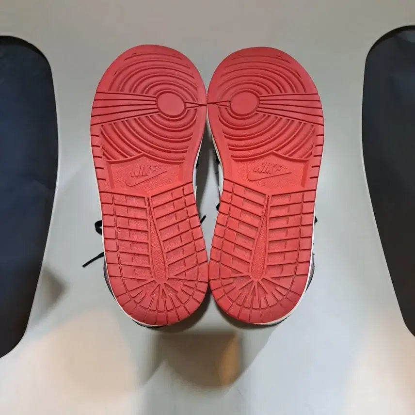 [SOLD OUT] 나이키의 에어 조던 1 미드 짐 레드 블랙 화이트 260mm
