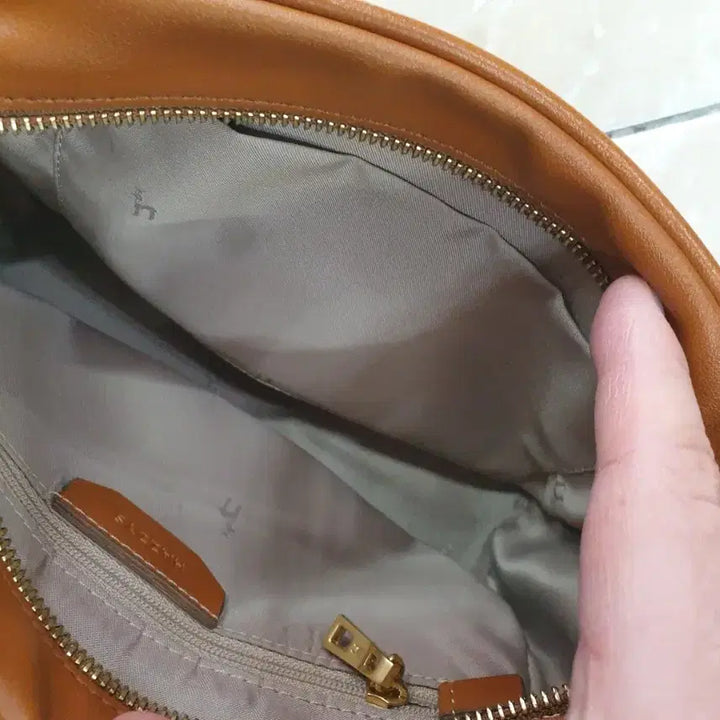 [BUNJANG] Hazzys Crossbody Bag / 헤지스 크로스백 사진참고