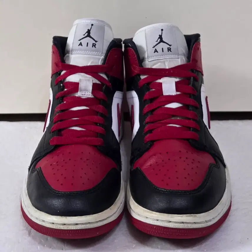 [BUNJANG] Nike Air Jordan 1 Mid Retro Bred Toe White Gym Red / [240] 나이키 에어조던1 미드 레트로 브레드토 화이트짐레드ㅡ단종매물