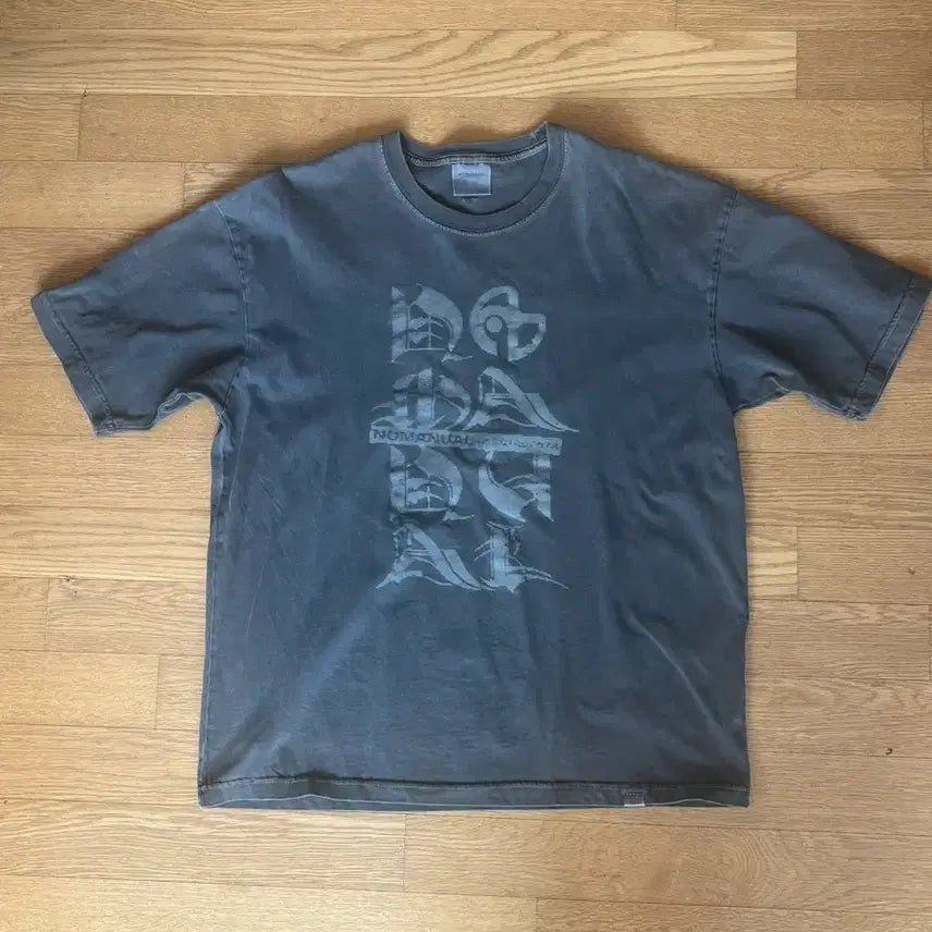 [BUNJANG] NoManual Black Letter Charcoal T-Shirt / 노매뉴얼 BLACK LETTER T-SHIRT - CHARCOAL