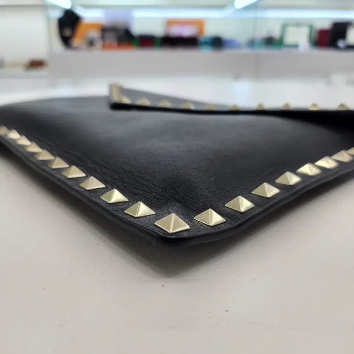 [BUNJANG] Valentino Rockstud Envelope Clutch Bag / 발렌티노 락스터드 엔벨롭 클러치백 QW1P0P56BOL