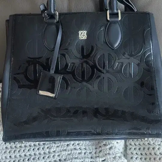 [BUNJANG] Louis Quatorze Signature Pattern Black Enamel Tote Bag/Crossbody Bag / 루이까또즈 시그니처 패턴 블랙 에나멜 토트백겸 크로스백