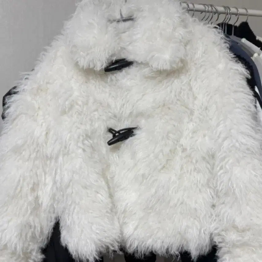 [BUNJANG] White Fur Jacket with Toggle Buttons / [반값 이하] 화이트 퍼 자켓 토글버튼 디자인 (삿포로 룩)