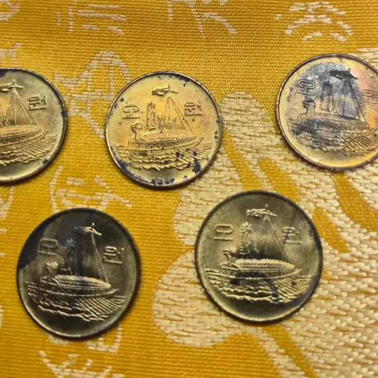 [BUNJANG] 1983 5 Won Coin Bundle (5 Coins) / 1983년 5원 동전 5개 일괄 (닦아 쓰실분)