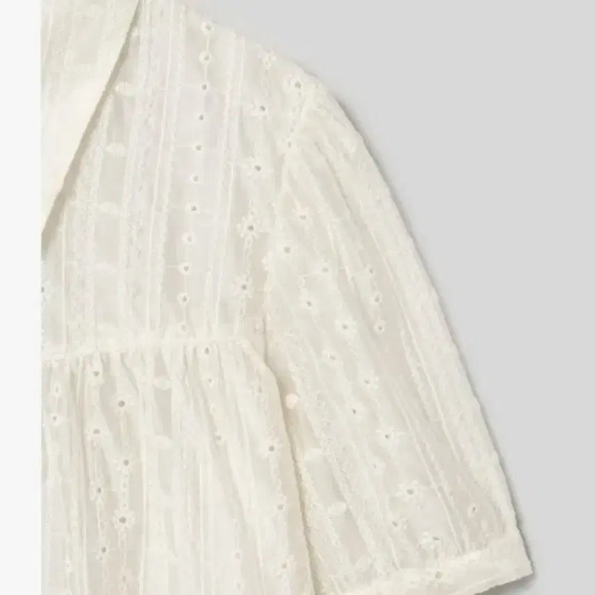 [BUNJANG] 8 Seconds Punched Embroidery Short Sleeve Blouse / 에잇세컨즈 펀칭 자수 반팔 블라우스
