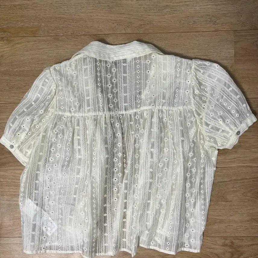 [BUNJANG] 8 Seconds Punched Embroidery Short Sleeve Blouse / 에잇세컨즈 펀칭 자수 반팔 블라우스