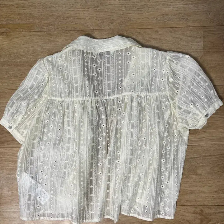 [BUNJANG] 8 Seconds Punched Embroidery Short Sleeve Blouse / 에잇세컨즈 펀칭 자수 반팔 블라우스