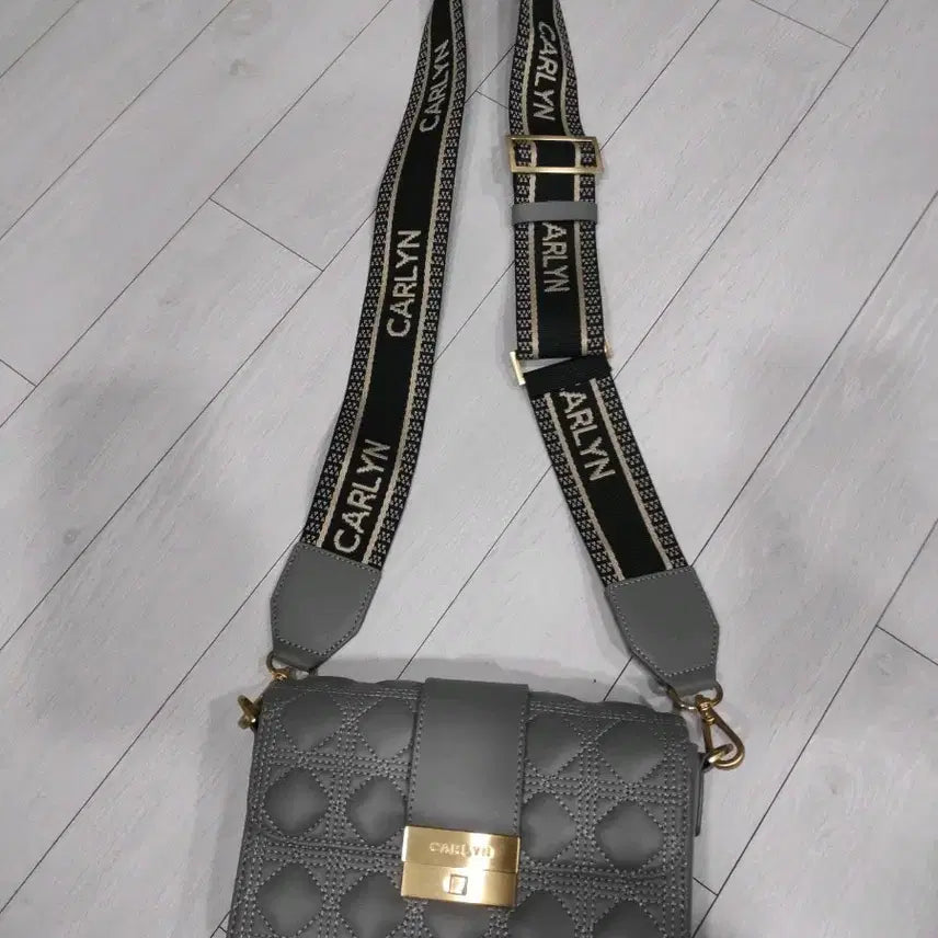 [BUNJANG] Carlyn Grey Quilted Mini Crossbody Bag / 칼린 CARLYN 그레이 미니 크로스백