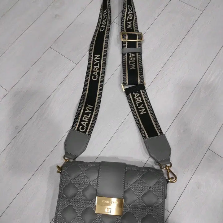 [BUNJANG] Carlyn Grey Quilted Mini Crossbody Bag / 칼린 CARLYN 그레이 미니 크로스백