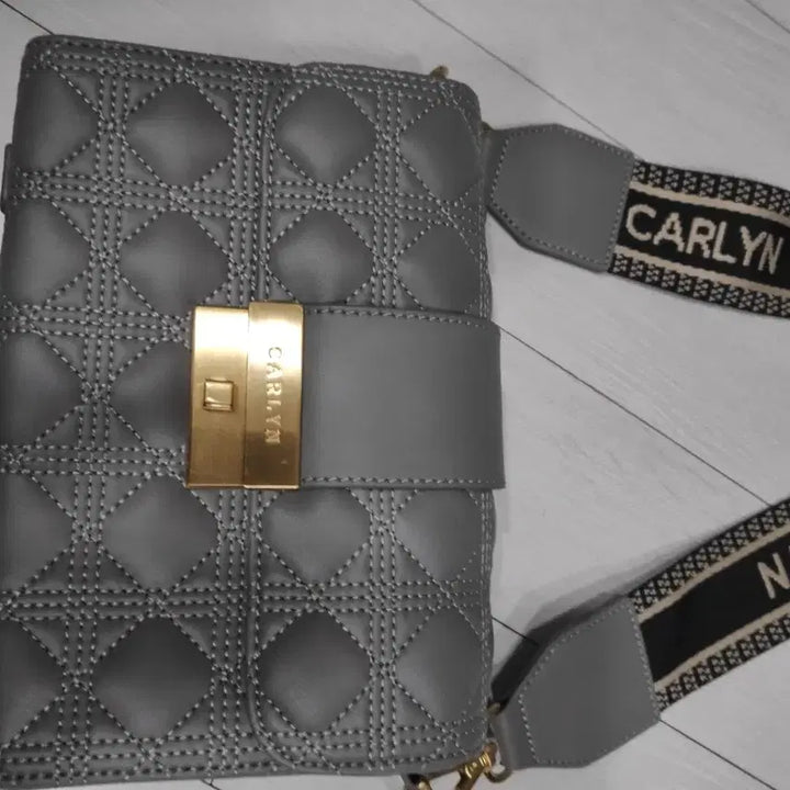 [BUNJANG] Carlyn Grey Quilted Mini Crossbody Bag / 칼린 CARLYN 그레이 미니 크로스백