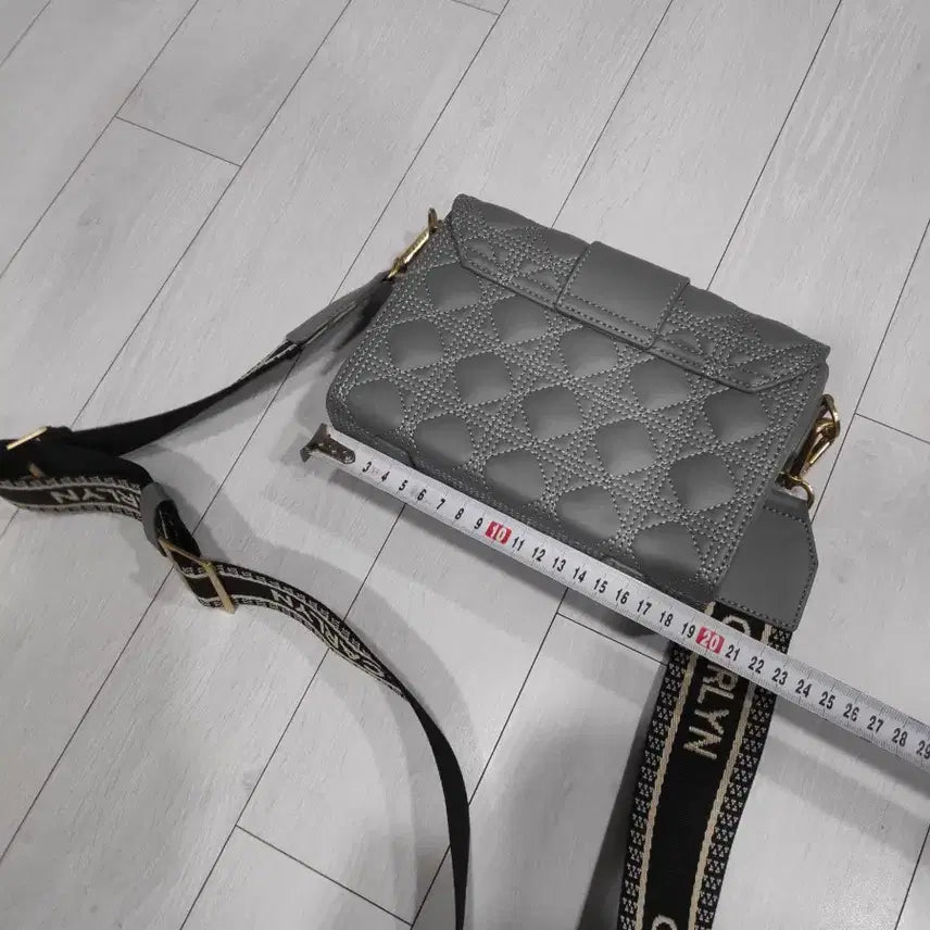[BUNJANG] Carlyn Grey Quilted Mini Crossbody Bag / 칼린 CARLYN 그레이 미니 크로스백