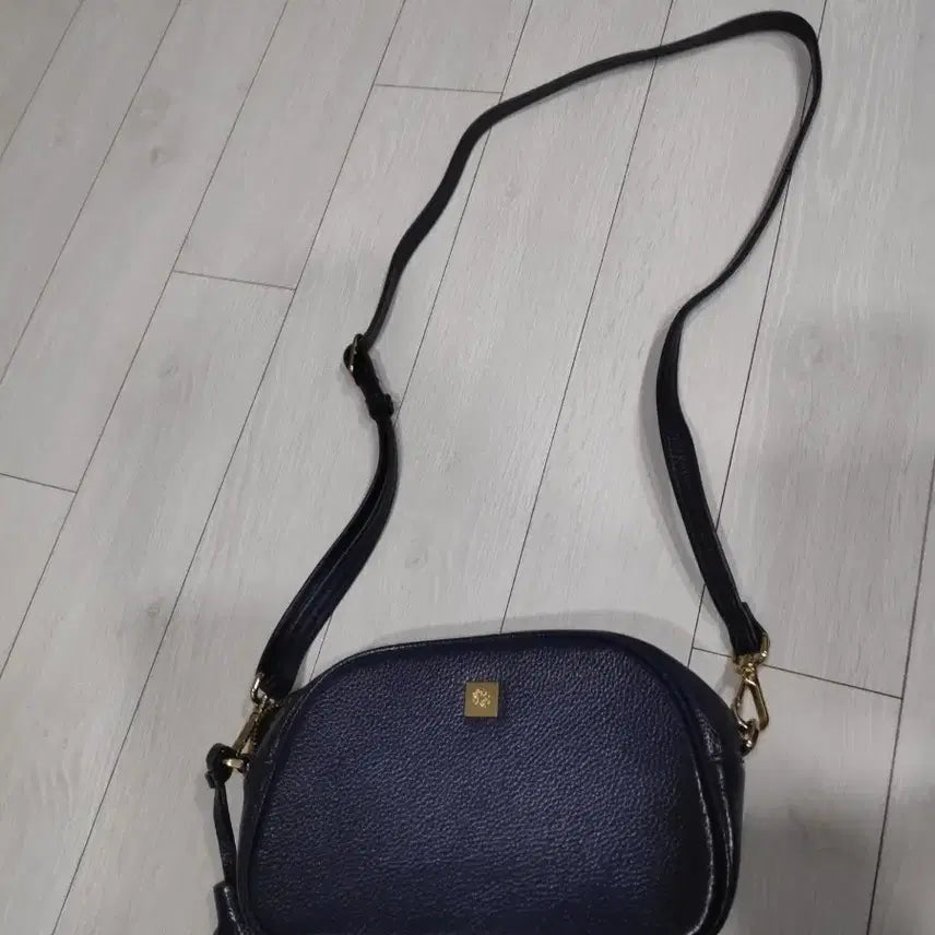 [BUNJANG] Elegant Navy Leather Crossbody Bag with Tassel / 엘레강스 네이비 가죽 크로스백 태슬 장식