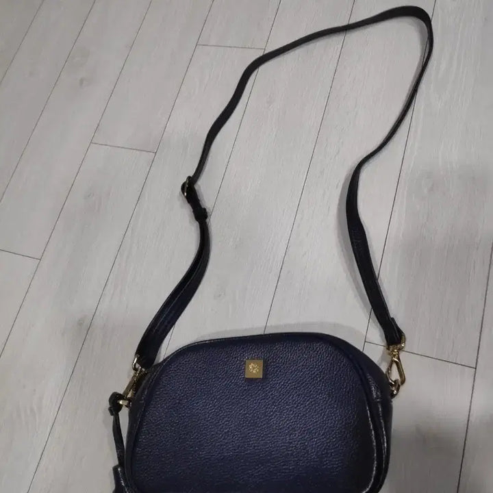 [BUNJANG] Elegant Navy Leather Crossbody Bag with Tassel / 엘레강스 네이비 가죽 크로스백 태슬 장식