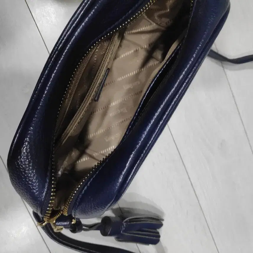 [BUNJANG] Elegant Navy Leather Crossbody Bag with Tassel / 엘레강스 네이비 가죽 크로스백 태슬 장식