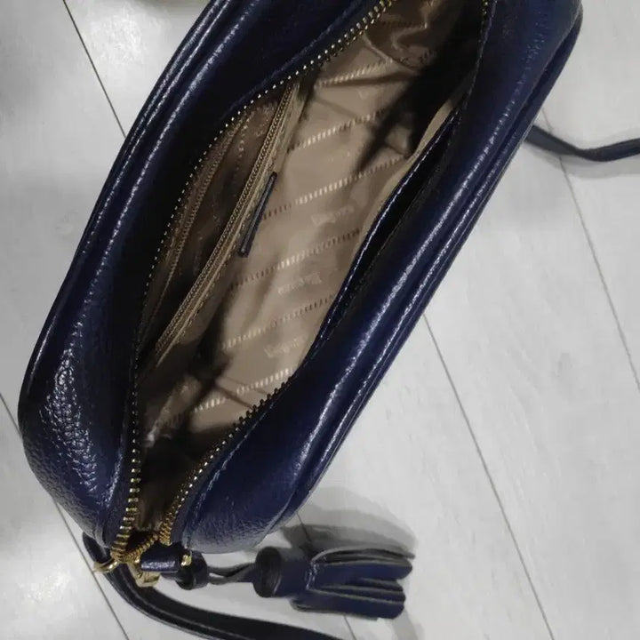 [BUNJANG] Elegant Navy Leather Crossbody Bag with Tassel / 엘레강스 네이비 가죽 크로스백 태슬 장식