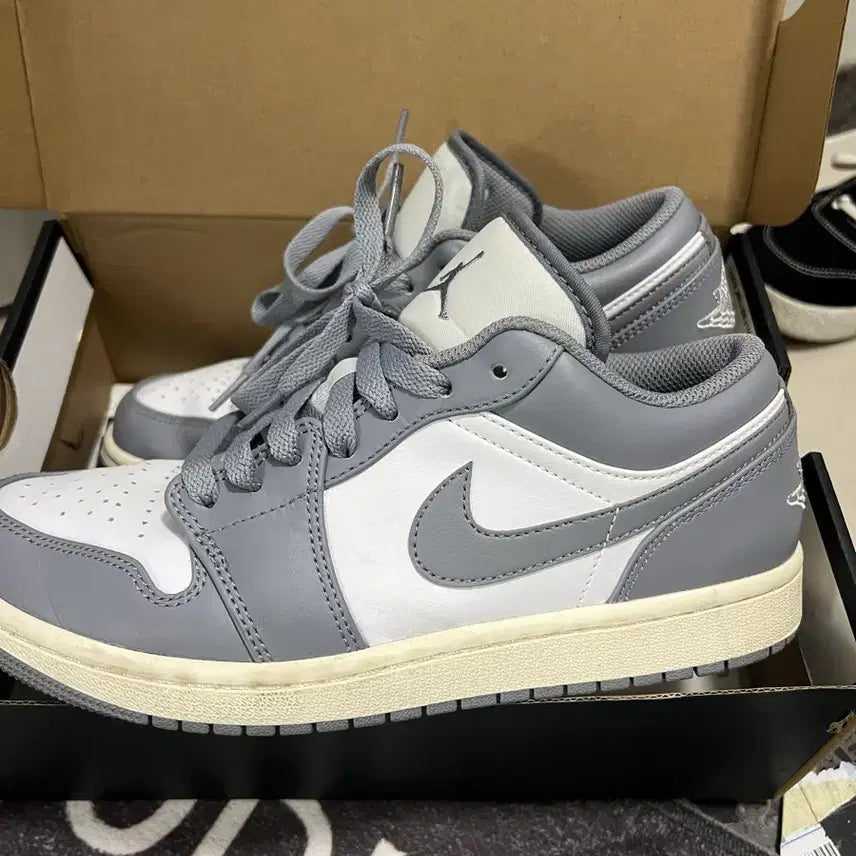 [BUNJANG] Nike Air Jordan 1 Low Stealth and White Sneakers / 조던1 로우 스탤스 앤 화이트 255