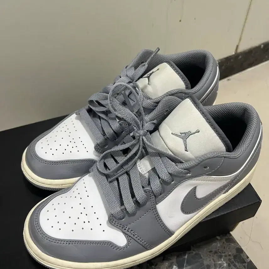 [BUNJANG] Nike Air Jordan 1 Low Stealth and White Sneakers / 조던1 로우 스탤스 앤 화이트 255