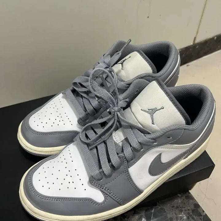 [BUNJANG] Nike Air Jordan 1 Low Stealth and White Sneakers / 조던1 로우 스탤스 앤 화이트 255