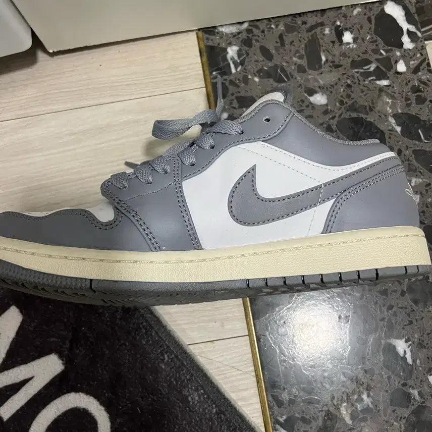 [BUNJANG] Nike Air Jordan 1 Low Stealth and White Sneakers / 조던1 로우 스탤스 앤 화이트 255