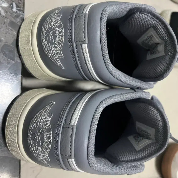 [BUNJANG] Nike Air Jordan 1 Low Stealth and White Sneakers / 조던1 로우 스탤스 앤 화이트 255