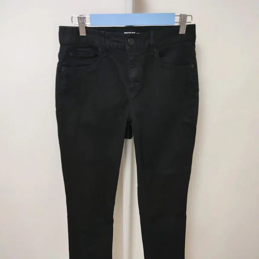 [SOLD OUT] [29] 새상품 게스 여성 스판 청바지 금속 삼각 데님 팬츠