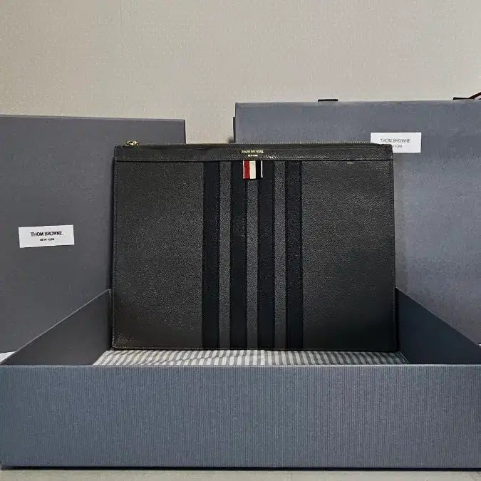 [BUNJANG] Thom Browne Pebble Grain Leather Clutch / (무료배송) {풀구성} 톰브라운 페블 그레인 클러치 풀구성