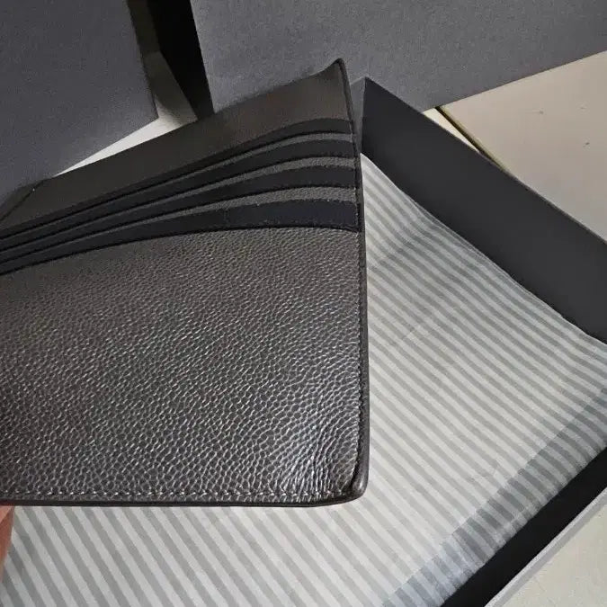 [BUNJANG] Thom Browne Pebble Grain Leather Clutch / (무료배송) {풀구성} 톰브라운 페블 그레인 클러치 풀구성