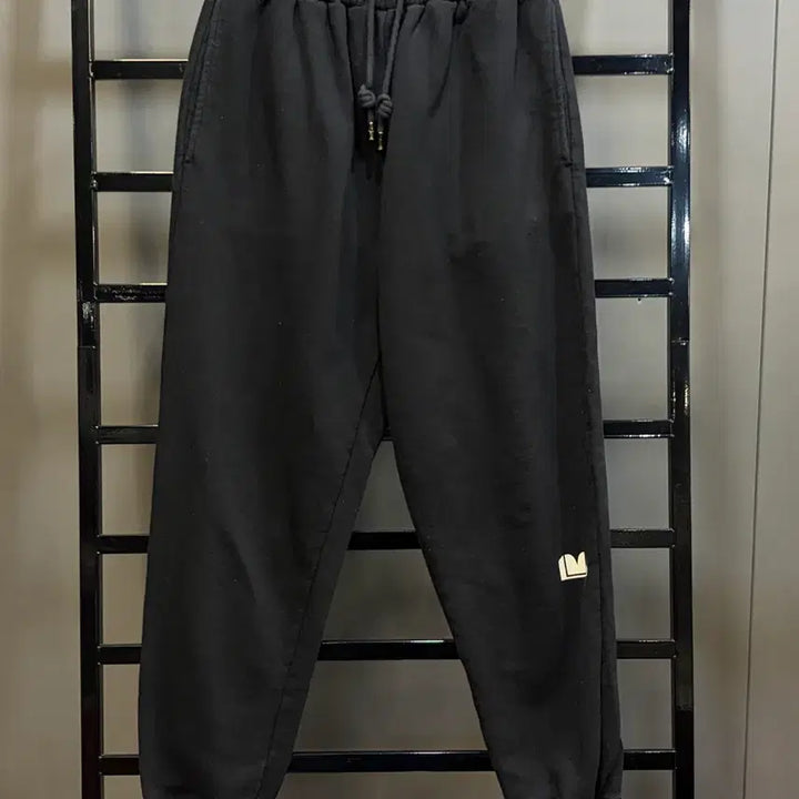 [BUNJANG] Lucky Marché Logo Jogger Sweatpants XS / (XS) 럭키마르쉐 로고 조거 스웨트 팬츠 블랙 2.9