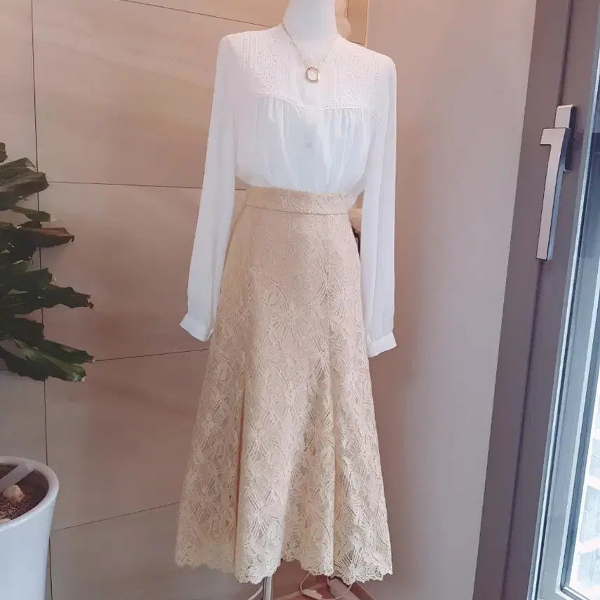 [BUNJANG] MICHAA French Lace Mermaid Skirt / 정가96만 미샤 프랑스 레이스 스커트  새상품 하객룩 추천