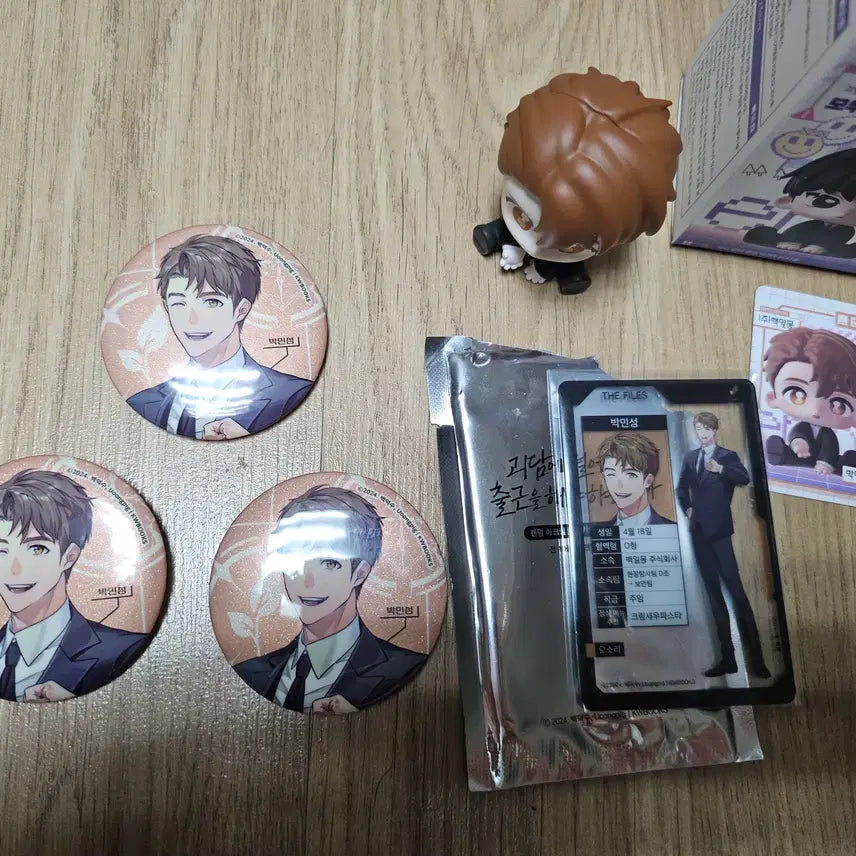 [SOLD OUT] 판매) 괴담출근 괴출 박민성 캔뱃지,피규어,아크릴포토카드 일괄 팝니당