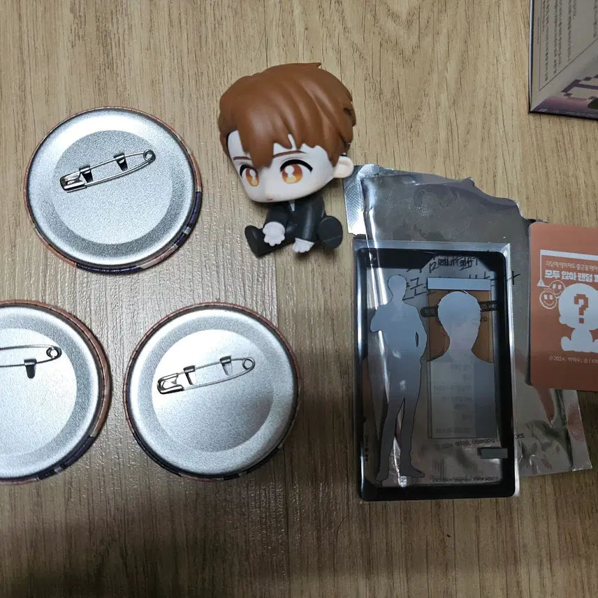 [SOLD OUT] 판매) 괴담출근 괴출 박민성 캔뱃지,피규어,아크릴포토카드 일괄 팝니당